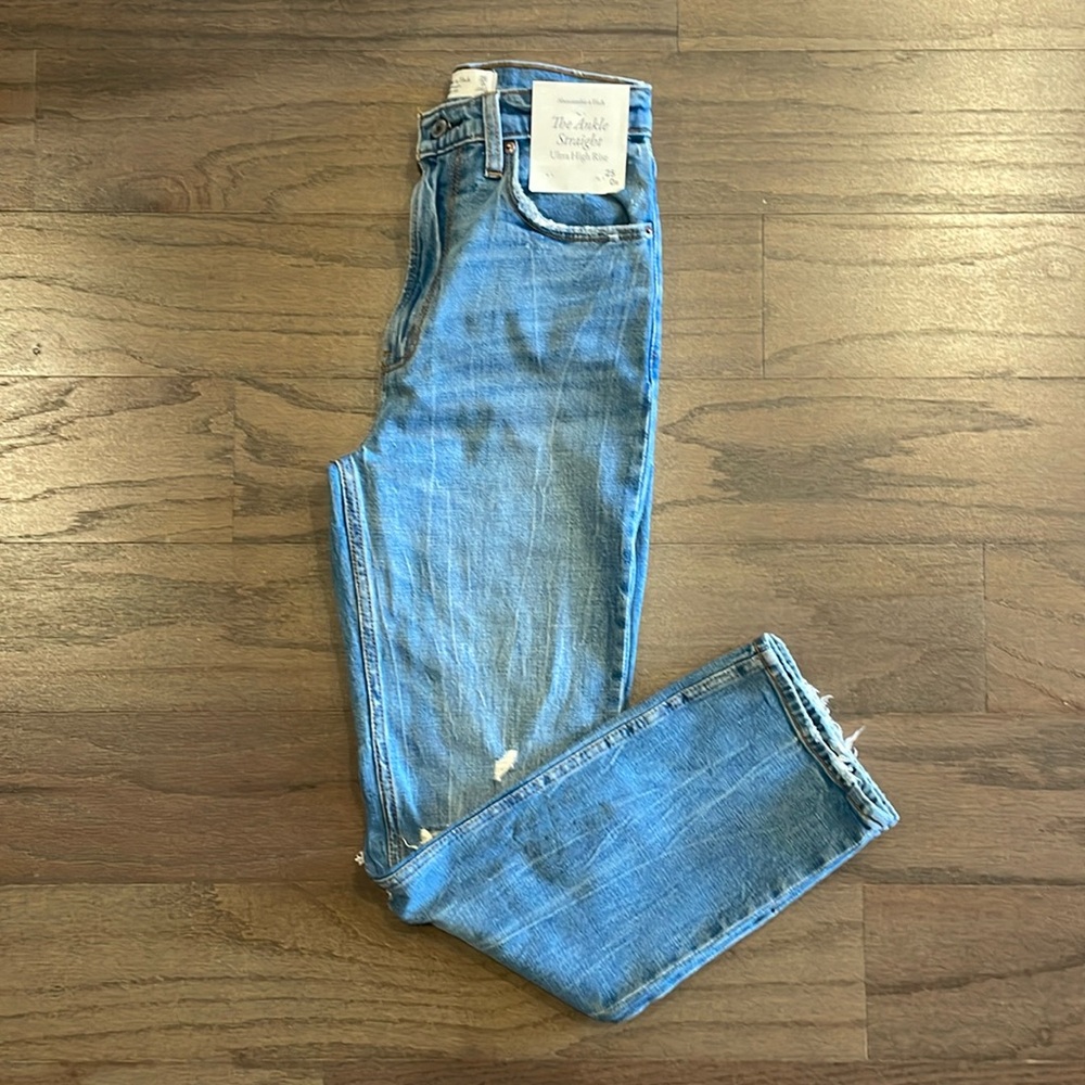NWT Abercrombie and Fitch Ultra High Rise Destructed Ankle Straight J…